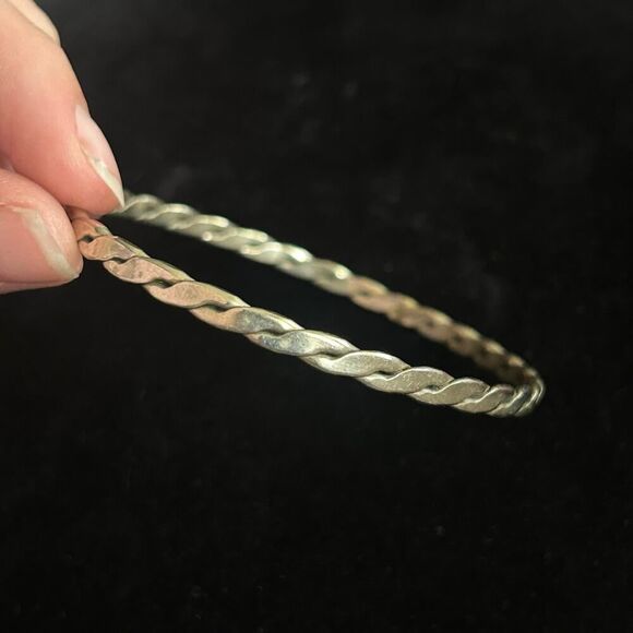 Vintage Marked Sterling Silver Hencho Mexico Twisted Bangle 2.65" 12 grams - Picture 2 of 7